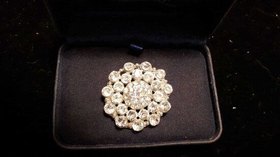 Plastronnadel, Anstecknadel mit crystal clear steinchen