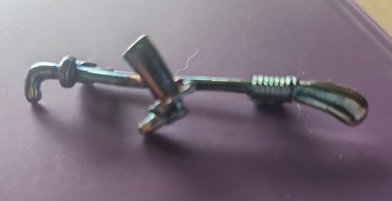 Mini-plastron-Nadel, ca. 4cm lang